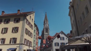 27 Temmuz 2024. Konstanz, Almanya. Turistler yazın Konstanz am Bodensee 'de eski kasabadan geçerler. Altstadt Konstanz, Deutschland 'da mimariyi araştıran antik kentte dolaşan insanlar. 
