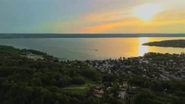 Feribot görüntüsü, Almanya 'nın Bavyera şehrinde yaz günbatımında Herrsching am Ammersee' de Ammersee Gölü 'ne yanaşıyor. Ammer Gölü 'nde seyir gemisi İHA' dan güzel gün batımı manzarası 