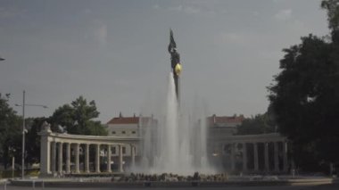 26 Ağustos 2024. Viyana, Avusturya. Schwarzenbergplatz 'da bulunan Viyana' daki Sovyet Savaş Anıtı, 2. Dünya Savaşı sırasında şehri özgürlüğüne kavuşturan Kızıl Ordu askerlerini onurlandırdı. Sovyet-Avusturya tarihini simgeliyor.. 