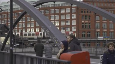 29 Aralık 2023. Hamburg, Almanya. Hamburg metrosunda şehir merkezindeki yüksek bir pist boyunca hareket ederek Alman verimliliğini gösteren toplu taşıma araçları sergiliyor. Deutschland, Hamburg 'da U-Bahn. Yeraltı metrosu