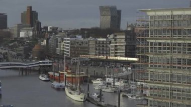 Hamburg, Almanya. Hamburg metrosunda şehir merkezindeki yüksek bir pist boyunca hareket ederek Alman verimliliğini gösteren toplu taşıma araçları sergiliyor. Deutschland, Hamburg 'da U-Bahn. Yeraltı metrosu. 