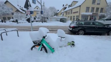 10 Kasım 2023. Münih, Almanya. Muenchen 'de kar yağışı. Şehrin otoparkında kar bisikletleri kapladı. Otoparkta kar yağışı ve bisikletler. Schneeeinbruch Münih, Deutschland. 