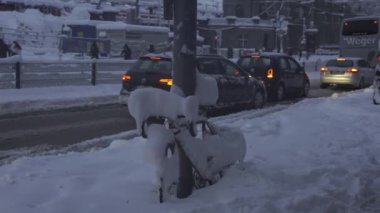 10 Kasım 2023. Münih, Almanya. Muenchen 'de kar yağışı. Şehrin otoparkında kar bisikletleri kapladı. Otoparkta kar yağışı ve bisikletler. Schneeeinbruch Münih, Deutschland. 