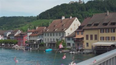 Stein am Rhein, İsviçre. Stein am Rhein ist eine Kleinstadt westlich des Bodensee im Nordosten der Schweiz. İsviçre 'nin kuzeydoğusundaki Constance Gölü' nün batısında küçük bir kasaba.. 