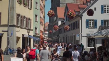 27 Temmuz 2024. Konstanz, Almanya. Turistler yazın Konstanz am Bodensee 'de eski kasabadan geçerler. Altstadt Konstanz, Deutschland 'da mimariyi araştıran antik kentte dolaşan insanlar. 