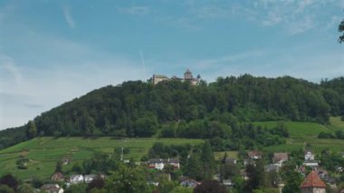 Stein am Rhein, İsviçre. Stein am Rhein ist eine Kleinstadt westlich des Bodensee im Nordosten der Schweiz. İsviçre 'nin kuzeydoğusundaki Constance Gölü' nün batısında küçük bir kasaba.. 