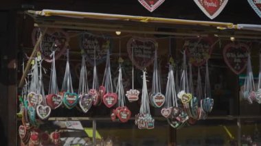 22 Eylül 2023. Almanya, Münih. İnsanlar Ekim Festivali bira festivalinin dışındaki tezgahlardan alışveriş yapıyor. Oktoberfest ziyaretçileri yiyecek, şeker ve hediyelik eşya satın alıyor. Pazar çadırları. 