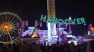 2 Ekim 2023. Almanya, Münih. Münih, Bavyera, Almanya 'da düzenlenen Ekim Festivali' nde lunaparkta gece aydınlatmalı dönme dolap. Riesenrad bei Nacht, Freizeitpark Auf Oktoberfest. 