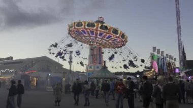 2 Ekim 2024. Münih, Almanya. Ekim Festivali sırasında eğlence parkındaki Viyana atlıkarıncasında güzel bir ışık vardı. Münih 'te Wiyana sosisi var. Wellenflieger Oktoberfest. 