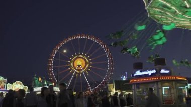 2 Ekim 2024. Münih, Almanya. Ekim Festivali sırasında eğlence parkındaki Viyana atlıkarıncasında güzel bir ışık vardı. Münih 'te Wiyana sosisi var. Wellenflieger Oktoberfest. 