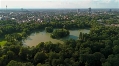 Kleinhesseloher Münih 'teki Englischen Bahçesi, Deutschland Luftaufnahme. İngiliz Bahçesi 'nde göl manzarası, Almanya, Münih. Englische Garten Isar Nehri kıyısında dünyanın en büyük şehir parkları. 