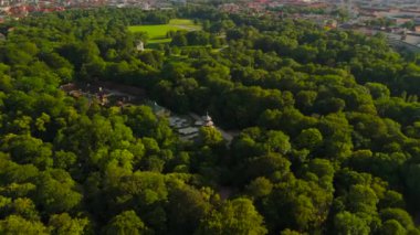 Chinesischer Turm im Englischen Garten Luftaufnahme bei sonnigem Sommerwetter in Munchen, Deutschland. İngiliz Bahçesi 'nde Çin Kulesi Yazın Münih, Almanya' da güneşli hava. 
