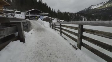 Kışın Spitzingsee Gölü Bavyera, Almanya 'da dondurucu bulutlu havada kar ve buzla kaplıdır. Spitzingsee, Schlierseer Berge 'deki Bavyera Alplerinde bir dağ gölü. 