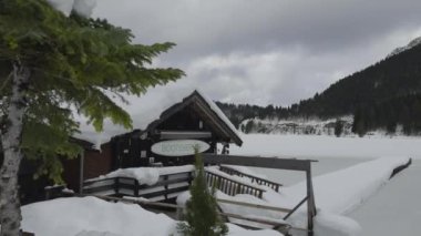 Kışın Spitzingsee Gölü Bavyera, Almanya 'da dondurucu bulutlu havada kar ve buzla kaplıdır. Spitzingsee, Schlierseer Berge 'deki Bavyera Alplerinde bir dağ gölü. 