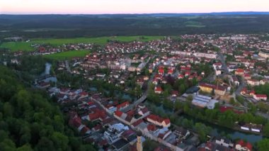 Luftbild der bayerischen Stadt Wolfratshausen und Loisach-Isar-Kanal in Deutschland bei Sonnenuntergang im Sommer. Yukarı Bavyera 'daki Wolfratshausen kasabası ve Almanya' daki nehir manzarası. 