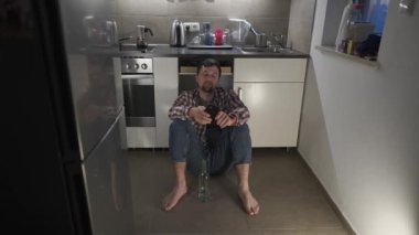 Adam mutfakta yerde oturur ve içkisini çörekten bitirir ve akıllı telefonunu çöpçatanlık sitesinde kadın aramak için kullanır. Erkek sarhoş olur ve eski karısına mesaj atar. Alkol bağımlılığı. 