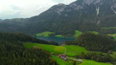 Hintersteiner, Avusturya 'da Kufstein kasabası yakınlarındaki dağ gölüne bakınız. Yazın gün batımında bulutlu havada hava manzarası. Hintersteiner. Oesterreich 'te Nahe der Stadt Kufstein Luftaufnahme' de bakın.. 