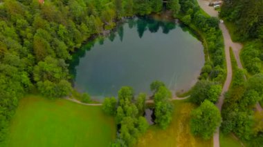 Oberstdorf 'taki Der Christlessee, Weiler Gottenried, I' m bayerischen Landkreis Oberallgau, Deutschland Luftaufnahme. Kristal berraklığında Christlessee Gölü Alpler 'in havadan manzaralı dağlarında yazın. 