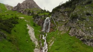 Wasserfall ben Nebelhorn Luftaufnahme. Almanya 'nın Bavyera kentindeki Nebelhorn Dağı yakınlarında yaz havası manzaralı bir vadide şelaleler. Alpler 'in kayalık geçidinde şelale. Obersdorf yakınlarında şelaleli bir vadi. 