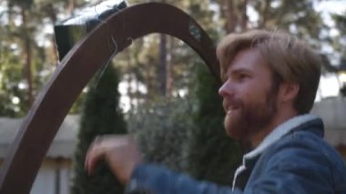 Erkek ve kadın, küçük işletme düğün dekoratörleri, açık hava bahçe töreni için ahşap bir çiçek kemeri kurun. Birlikte çalışıyorlar, güzel bir ortam yaratmak için detaylara çok dikkat ediyorlar.. 