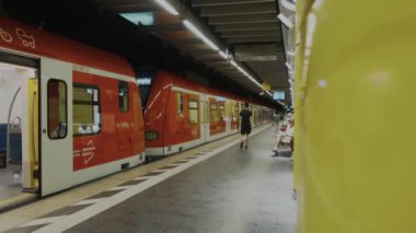 11 Temmuz 2024. Münih, Almanya. Münih Bayern 'de Rosenheimer Platz Haltestelle. S-Bahnhof Muenchen Rosenheimer Platz. S-Bahnh Rosenheimer Platz. Banliyö tren istasyonundaki yolcular. 
