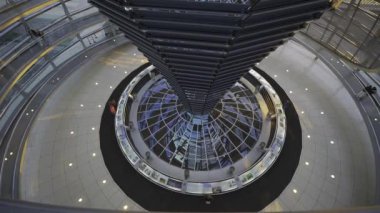 Berlin, Almanya. Şafakta Reichstag cam kubbesi. Gün batımında Berlin 'deki Bundestag' ın cam kubbesinin içindeki sarmal geçit. Kuppel und Dachterrasse des Reichstagsgebaudes