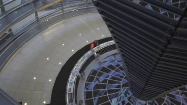 27 Aralık 2023. Berlin, Almanya. Şafakta Reichstag cam kubbesi. Gün batımında Berlin 'deki Bundestag' ın cam kubbesinin içindeki sarmal geçit. Kuppel und Dachterrasse des Reichstagsgebaudes