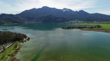Kochel am See ein Dorf im oberbayerischen Landkreis Bad Tolz-Wolfratshausen. Kochelsee Gölü, Bavyera, Almanya. Bavyera 'da tatil teması. Güneşli hava manzaralı güzel kristal berrak göl. 