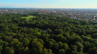 Chinesischer Turm im Englischen Garten Luftaufnahme bei sonnigem Sommerwetter in Munchen, Deutschland. İngiliz Bahçesi 'nde Çin Kulesi Yazın Münih, Almanya' da güneşli hava. 
