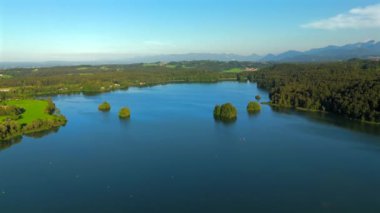 Seehamer, Bayern 'de, Deutschland Luftbild im Sommer' de. Almanya, Bavyera 'da yaz mevsiminde Seehamer Gölü' nün hava manzarası güneşlidir. Almanya 'da doğa ve doğa kaynakları teması. Peyzaj haftsschutzgebiet. 