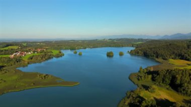 Seehamer, Bayern 'de, Deutschland Luftbild im Sommer' de. Almanya, Bavyera 'da yaz mevsiminde Seehamer Gölü' nün hava manzarası güneşlidir. Almanya 'da doğa ve doğa kaynakları teması. Peyzaj haftsschutzgebiet. 