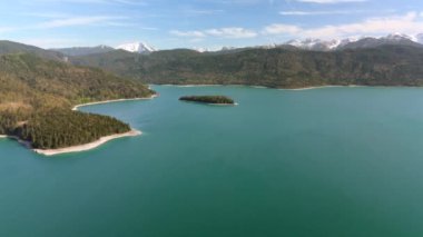 Alpler 'in havadan görünüşü ve Bavyera, Almanya' da turkuaz suyla Walchensee Gölü. Bayern, Deutschland 'da Luftaufnahme der bayerischen Alpen und Walchensee. Walchensee Gölü. 