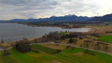 Almanya, Bavyera, Hava manzaralı Prien am Chiemsee ve arka planda Chiemgau Alpleri. Das Bayerische Meer. Chiemgauer Bergen. Bayern 'deki en büyük gölün insansız hava aracı görüntüsü. Bernau am Chiemsee. 