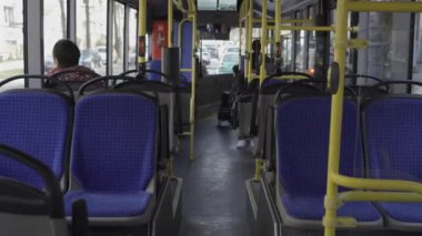 25 Nisan 2022. Münih, Almanya. Şehir otobüsü hatta, güneşli bir havada içeriden vurulmuş, neredeyse boş. Münih 'te toplu taşıma. Araba kazası. Bayern Deutschland bölgesindeki belediye araçları. 