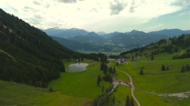 Oberstdorf 'taki hava manzaralı Nebelhorn kar yapma göleti, doğal kar yağışına rağmen kayak faaliyetlerini destekleyen yapay kar için su toplar. Alplerde sürdürülebilir kar örtüsünü desteklemek. 