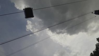 Oberstdorf 'taki Fellhornbahn, kış aylarında büyüleyici panoramik manzaraları, kayak ve snowboard ve yaz aylarında yürüyüş ve bisiklet parkurları ile Allgau Alplerine yıl boyunca erişim imkanı sunuyor. Almanya 'da çevre turizmi. 