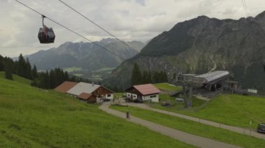 Oberstdorf 'taki Fellhornbahn, kış aylarında büyüleyici panoramik manzaraları, kayak ve snowboard ve yaz aylarında yürüyüş ve bisiklet parkurları ile Allgau Alplerine yıl boyunca erişim imkanı sunuyor. Almanya 'da çevre turizmi. 