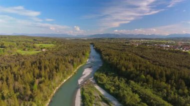 Marienbrucke, Almanya 'nın Upper Bavyera bölgesindeki Wolfratshausen yakınlarında Isar Nehri üzerinde yaz aylarında havadan görüntülenen motorlu araçlar, bisikletçiler ve yayalar için bir karayolu köprüsü. Marienbruecke von der Isar aus gesehen. 