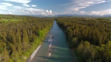 Marienbrucke, Almanya 'nın Upper Bavyera bölgesindeki Wolfratshausen yakınlarında Isar Nehri üzerinde yaz aylarında havadan görüntülenen motorlu araçlar, bisikletçiler ve yayalar için bir karayolu köprüsü. Marienbruecke von der Isar aus gesehen. 