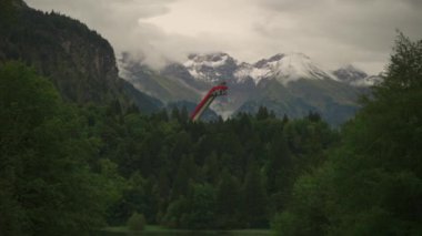 Almanya 'nın Stillachtal Vadisi Bavyera' da Oberstdorf 'a bağlı Allgau köyü yakınlarındaki Heini-Klopfer kayak manzarası. Oberstdorf, Skiflugschanze mit Freibergsee. Heini Klopfer Skifly atlayışı. Kayak atlayışı Freibergsee