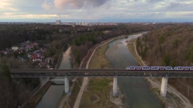 Grosshesseloher Brucke Münih 'teki Isar Nehri üzerinde, Almanya hava manzaralı. Isar Nehri üzerindeki Münih 'te iki katlı demiryolu ve yaya köprüsü. Eisenbahnbrucke. Bisiklet yolu rayların altından geçiyor.. 
