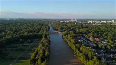 Stauwehr Muenchen, Bayern, Deutschland Luftaufnahme im Sommer. Almanya 'nın Münih' teki Isar Nehri 'ndeki baraj manzarası. İngiliz bahçesinin en üst manzarası ve Isar Nehri üzerindeki baraj.. 