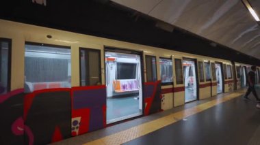 12 Ekim 2023. Roma, İtalya. İtalya, Roma 'da toplu taşıma. Roma 'da metro. İtalya 'da metro ya da demiryolu ulaşımı. Tren vagonu Roma 'daki metro istasyonlarına varır. Metropolitana di Roma. 