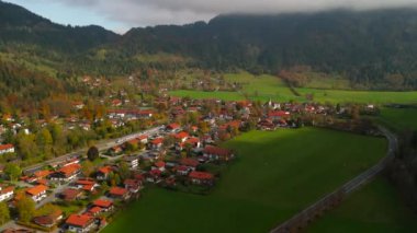 Bayern 'deki Bayrischzell Gemeinde, Deutschland Luftaufnahme im Herbst. Almanya 'nın Bavyera kentindeki Bayrischzell şehrinin sonbaharda güneşli bir havada Alpler tarafından çevrelenmiş havadan görünüşü. Urlaub Oberbayern 'de. 