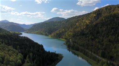 Sylvensteinsee Luftaufnahme im Sommer bei sonnigem Wetter. Sylvenstein konuşmacısı Lenggries Bayern, Deutschland Luftbildansicht. Sylvensteinstausee Bavyera, Almanya hava manzaralı. Isar Nehri 'ndeki rezervuar.. 