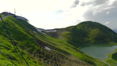 Riezler Alpsee yapay bir göl güzel bir dağ gölü Kanzelwand dağı ve Fellhorn. Gipfel Kanzelwand. Allgauer Alpen. Riezler Alpsee 'nin resimli görüntüsü, Solda Rote Asa, sağda Fellhorn 