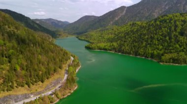 Sylvensteinsee Luftaufnahme im Sommer bei sonnigem Wetter. Sylvenstein konuşmacısı Lenggries Bayern, Deutschland Luftbildansicht. Sylvensteinstausee Bavyera, Almanya hava manzaralı. Isar Nehri 'ndeki rezervuar.. 