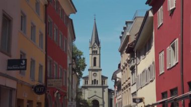 27 Temmuz 2024. Konstanz, Almanya. Turistler yazın Konstanz am Bodensee 'de eski kasabadan geçerler. Altstadt Konstanz, Deutschland 'da mimariyi araştıran antik kentte dolaşan insanlar. 