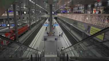 24 Aralık 2023. Berlin, Almanya. Berlin hauptbahnhof gleis. Berlin Merkez İstasyonu içerideki platformda. Merkez demiryolu terminali demiryolu hattının içinde. Rayların demiryolu deposu görüntüsü. 