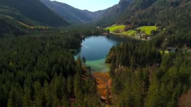 HIntersee bei Ramsau Luftaufnahme im Herbst, Deutschland, Bayern 'de. Ramsauer Ache meyveli Ferchensee oder Forchensee grosser See in der Gemeinde Ramsau im Berchtesgadener Land in Germany, Bavyera. 